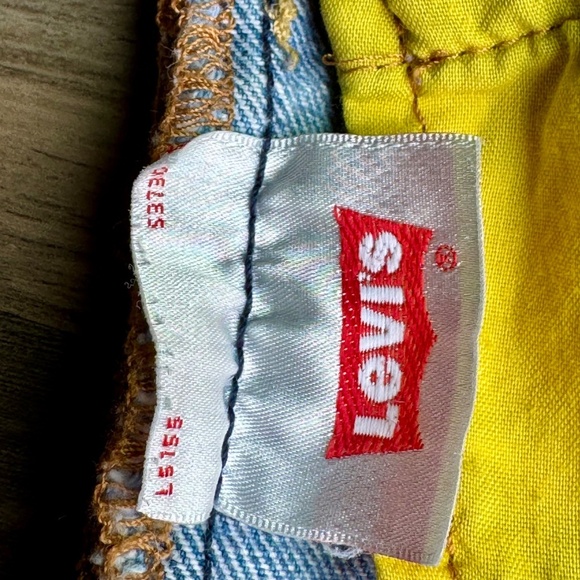 Levi’s x Peanuts Snoopy Print High-Rise Cutoff Denim Shorts Size W26 - Picture 7 of 16